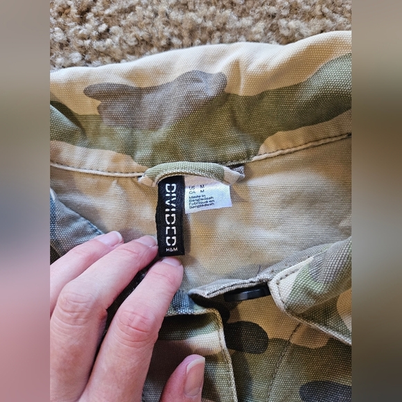 Divided Cropped Button-Front Camouflage Jacket, Size Medium - Picture 4 of 8